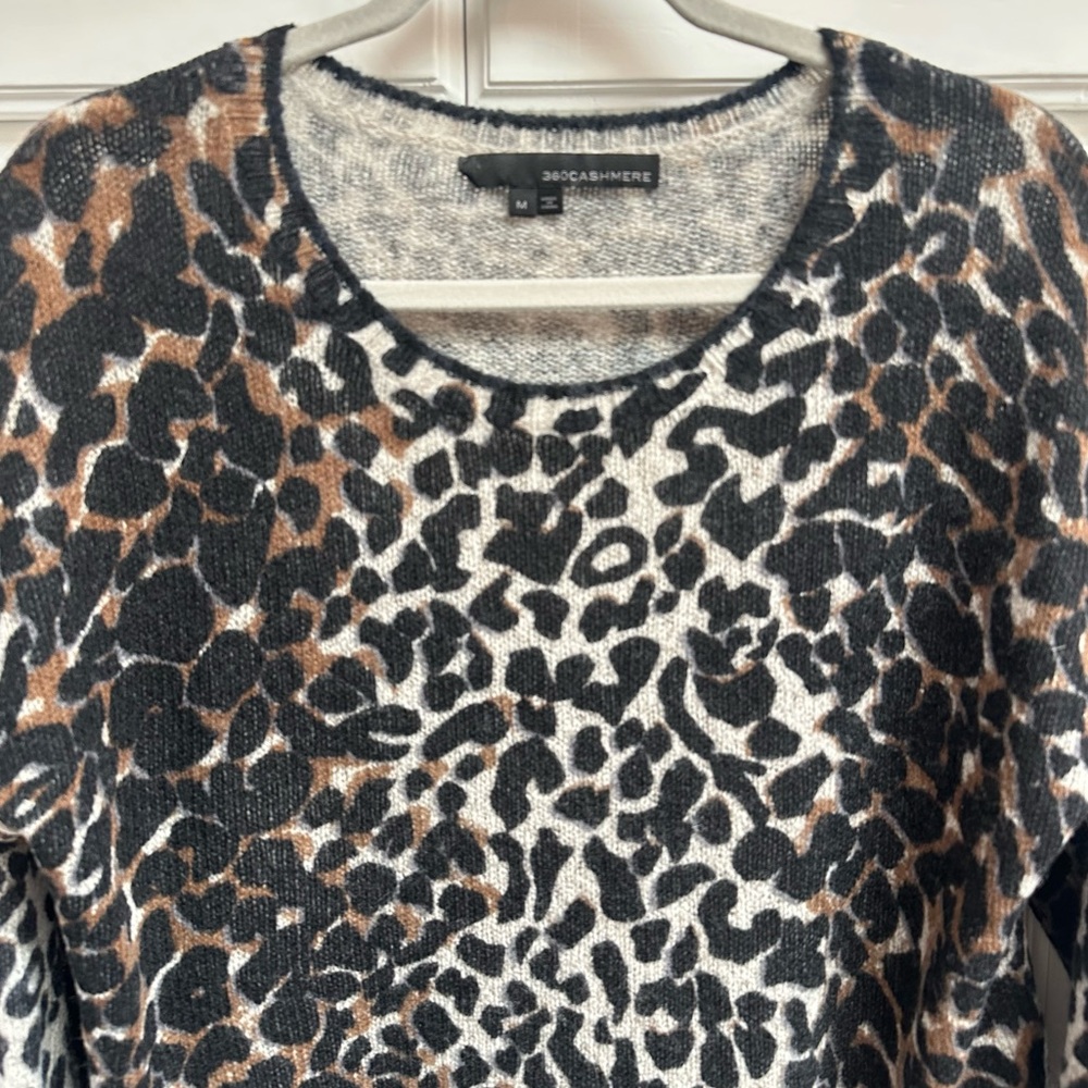 360 Cashmere Frankie Leopard Print Crewneck Sweater Size Medium - Picture 7 of 11